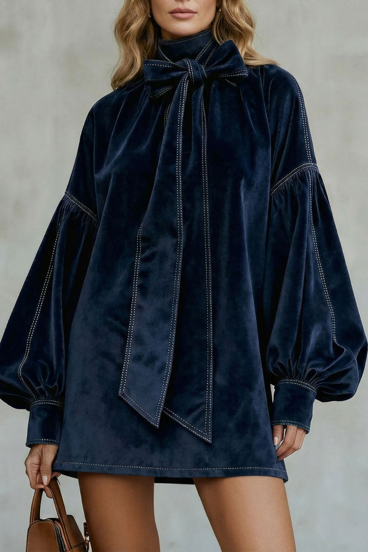 Velourine – Elegante Mini-jurk met Striknek